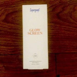 Supergoop Glowscreen SPF 40 is a lightweight, pearlescent formula!! Jumbo 2.5fl